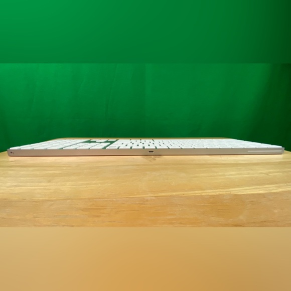 Magic Keyboard with Touch ID and Numeric Keypad - US English - White Keys - Picture 5 of 9